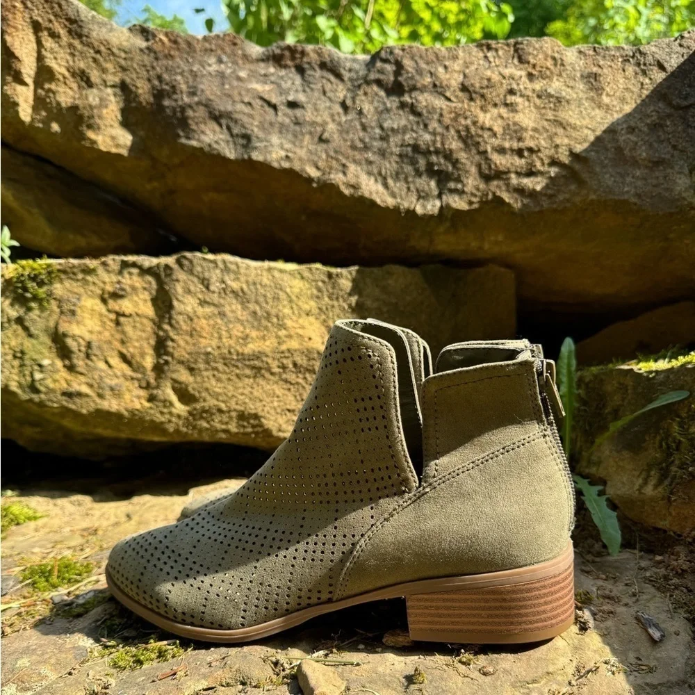 Francesca’s olive green booties size 8 1/2m